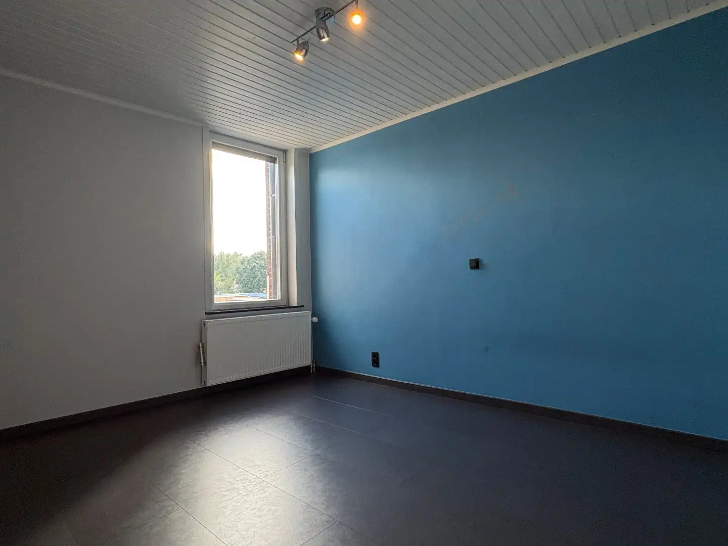 Instapklare woning te koop met uitweg en ruime garage achteraan en 3 slaapkamers met mogelijkheid tot het maken van een 4de slaapkamer.  foto 10