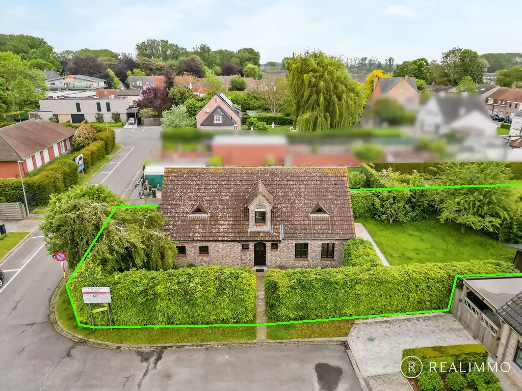Alleenstaande woning met 4 slaapkamers te Outrijve foto {{pictureIndex}}