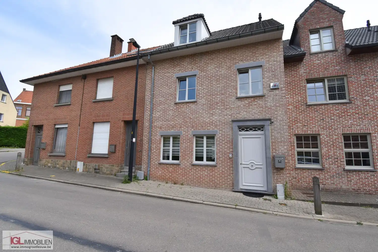 Ruime en energiezuinige woning met 3 slaapkamers in het hart van Vlezenbeek foto {{pictureIndex}}