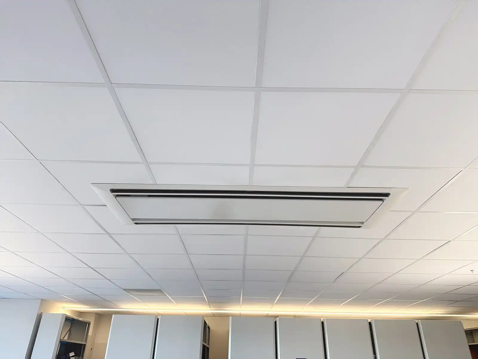 Exclusieve KANTOORRUIMTE (380 m²) met UITSTRALING op toplocatie (op 500m van autosnelwegen), voorzien van modern comfort en maximale zichtbaarheid te Loppem! foto 13