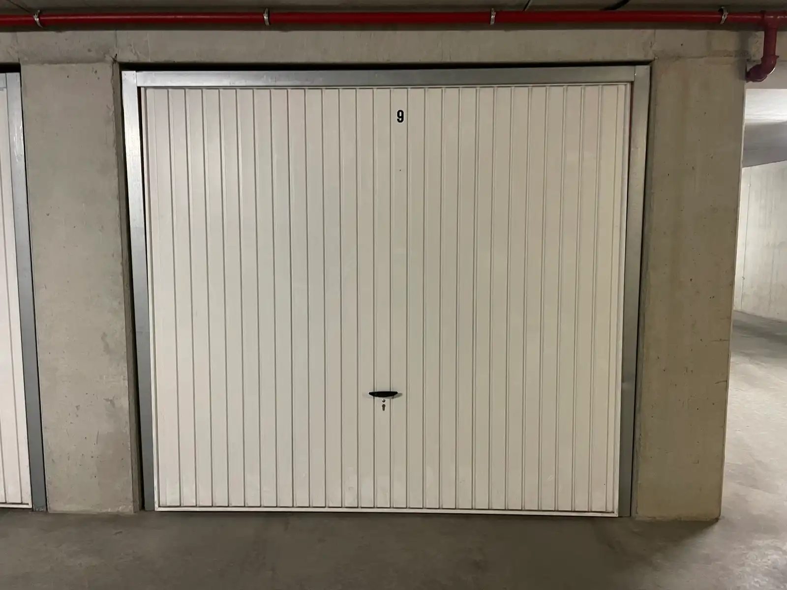 Gemakkelijk inrijdbare garagebox vlakbij de Fochlaan  foto 3