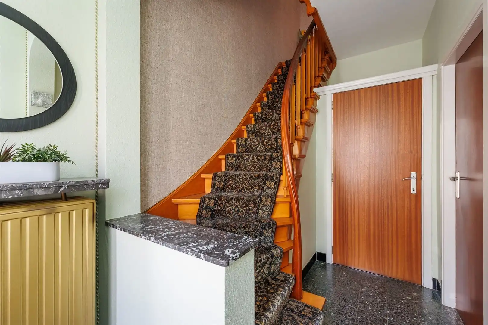 Ruime woning, perfect onderhouden met een zonnige tuin. foto 2