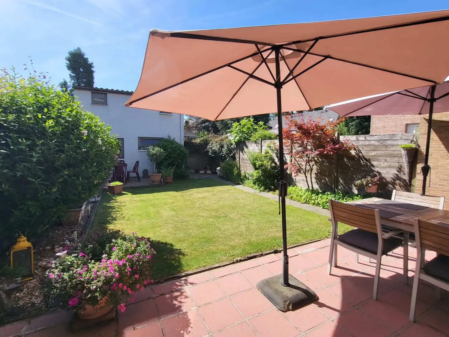 Deze ruime halfopen bebouwing met een bewoonbare oppervlakte van 134 m² is rustig gelegen aan de stadsrand. foto 3