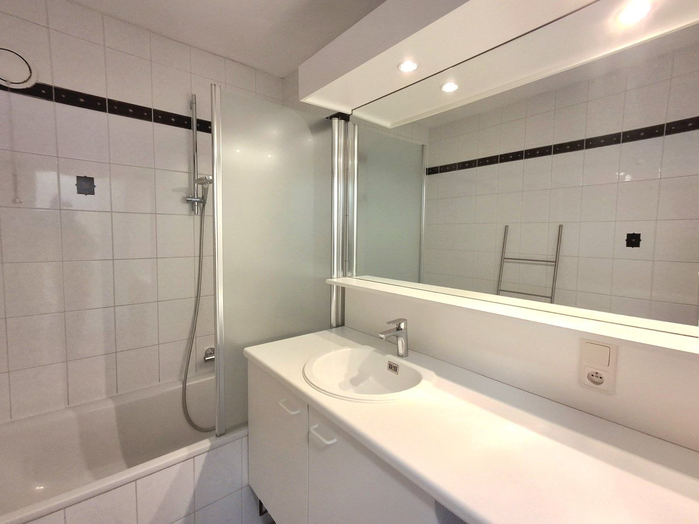 INSTAPKLAAR APPARTEMENT MET RUIME GARAGE IN HARTJE RUISELEDE foto 6