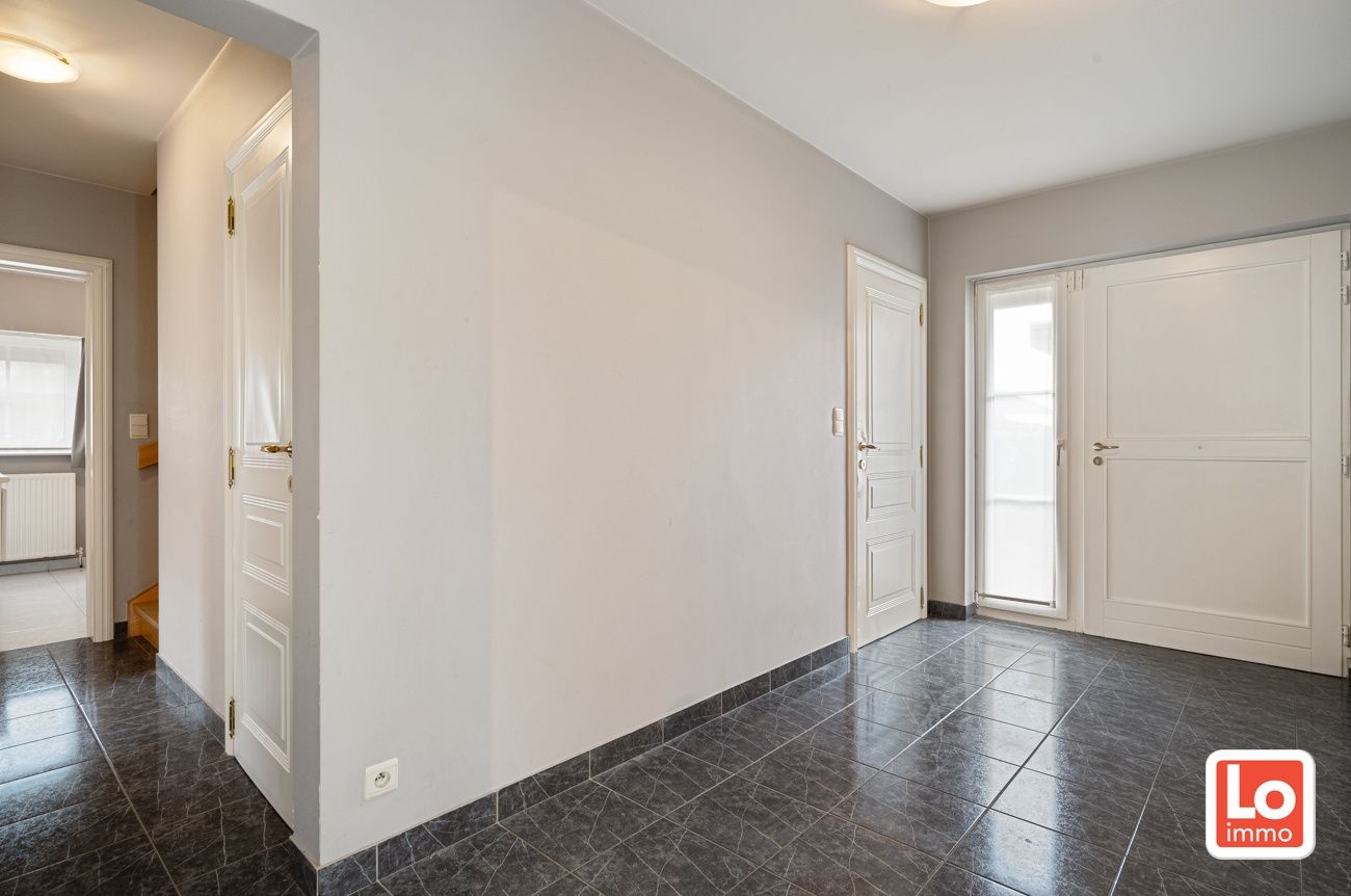 VERKOCHT!! Mooie en degelijke open bebouwing met inpandige garage op een heel rustige toplocatie vlakbij het centrum van Lochristi! foto 2