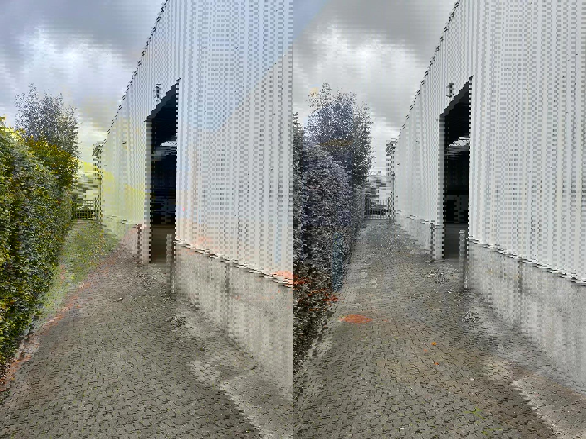 Kontich: magazijn 620m² met kantoor en buiten stockage foto 5