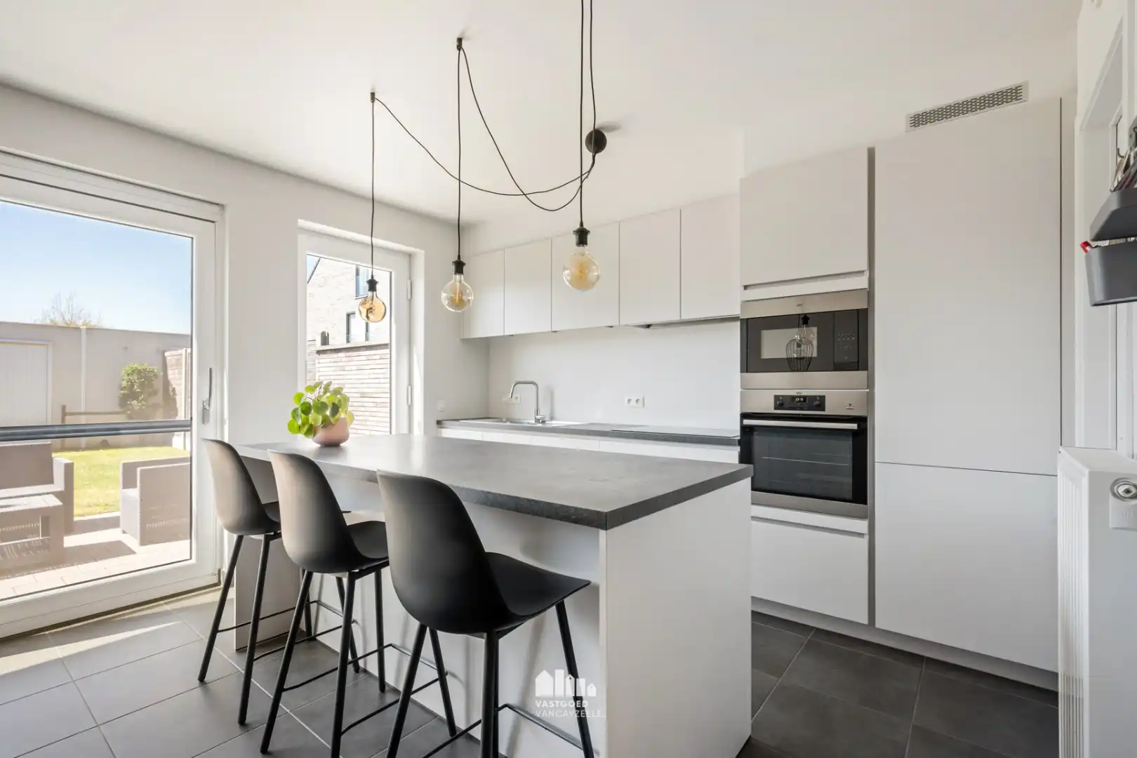 Recente nieuwbouwwoning (2020) met zonnige tuin, garage en uitweg foto 11