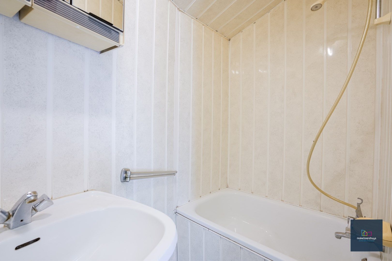 Centraal gelegen te renoveren woning in rij met tuin te Mariakerke foto 12