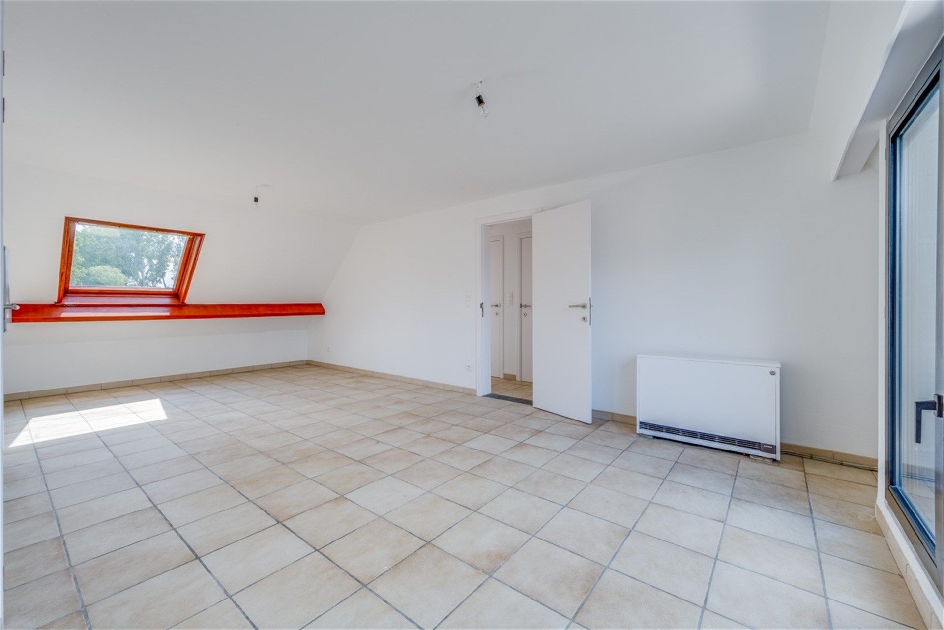 Ruim appartement met twee slaapkamers en staanplaats foto 3