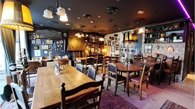 Zeer ruim handelspand met groot TERRAS te koop in Sint-Kruis Brugge. foto 2