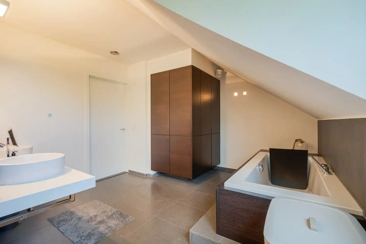 Royale villa van 461 m² met luxe afwerking gelegen in een rustige en geliefde woonomgeving te Neerharen foto 23