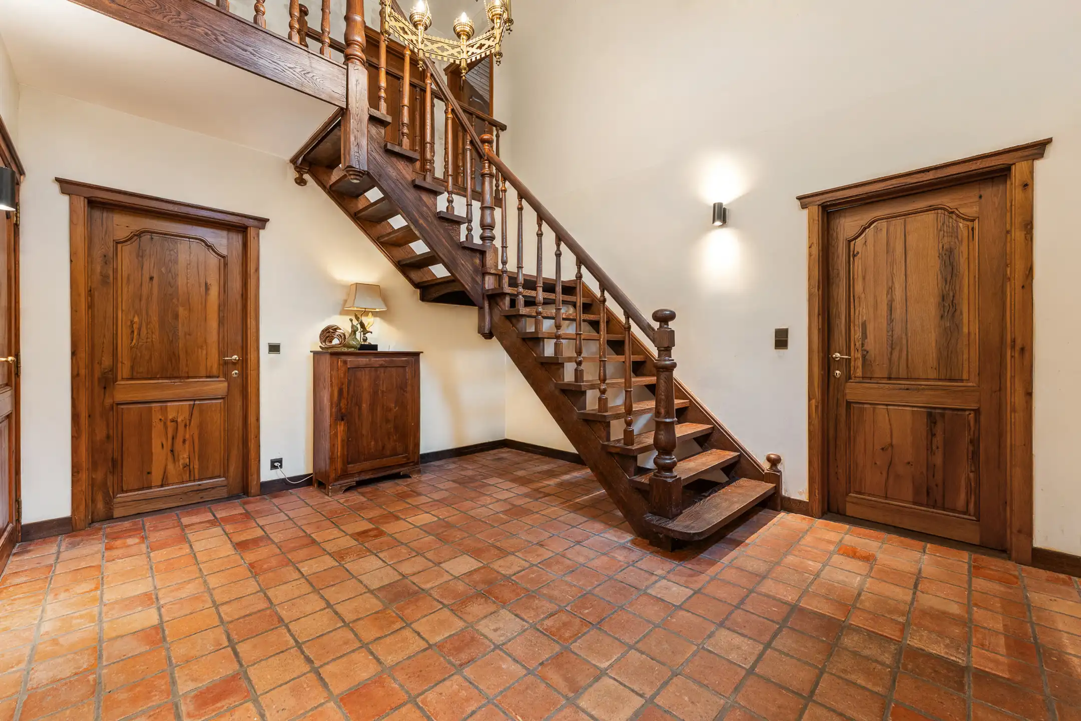 Ruime villa in bosrijke omgeving op een perceel van ca. 3.320m² met zwembad foto 3