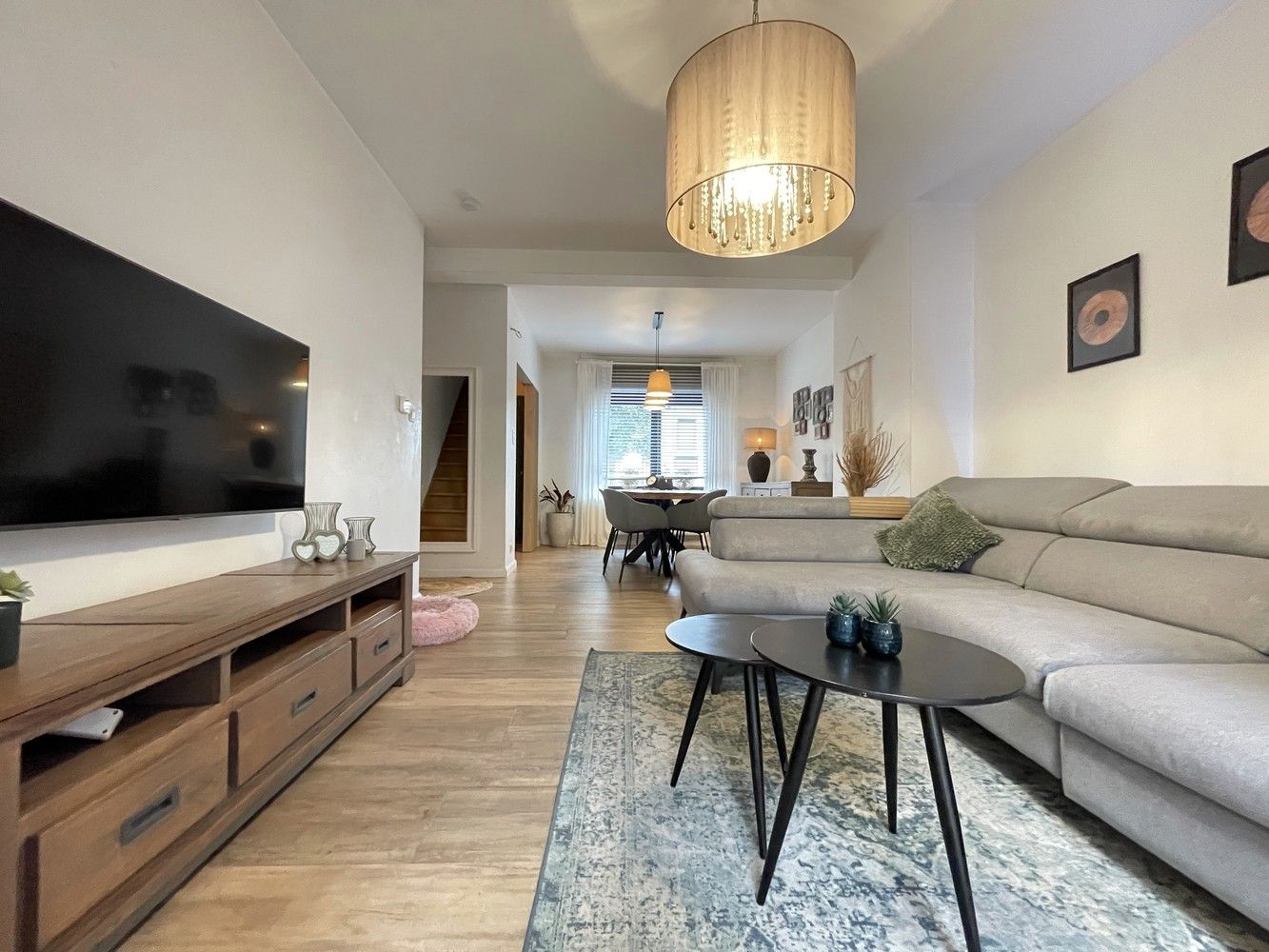 Verrassend ruime en volledig gerenoveerde woning met 3 slaapkamers en tuin foto {{pictureIndex}}