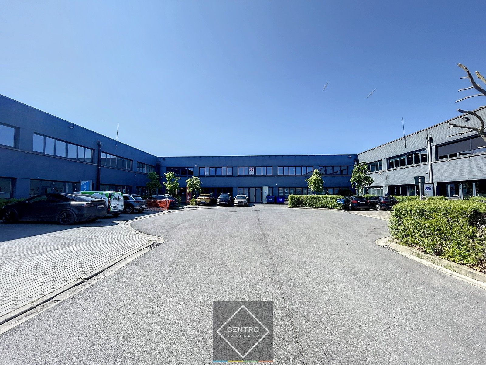 Instapklaar BEDRIJFSGEBOUW bestaande uit MAGAZIJNEN (2.400m²) met 2 laadkaden, 2 sectionaalpoorten en instapklare KANTOREN op industriezone "Herdersbrug" te Brugge foto {{pictureIndex}}