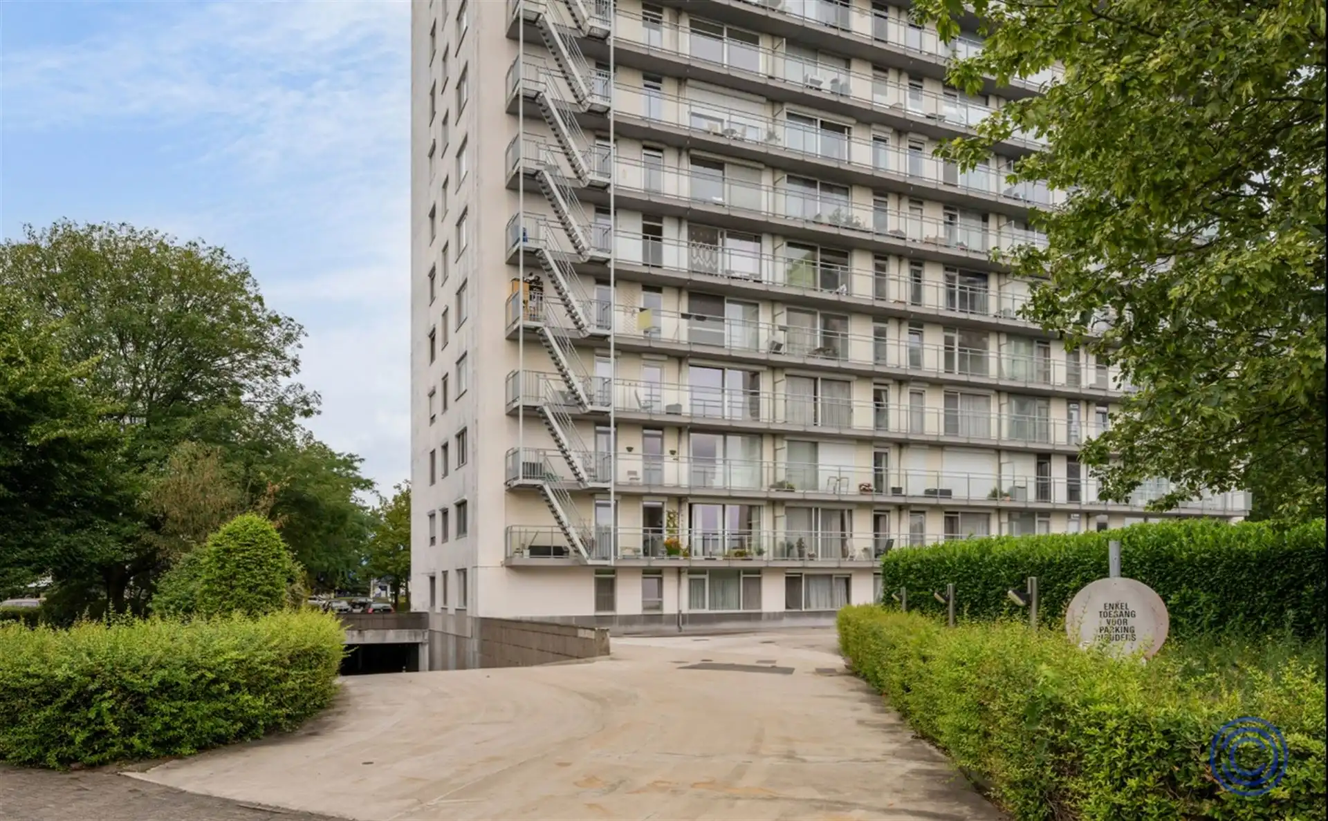 Overdekte autostaanplaats in afgesloten parking foto 2