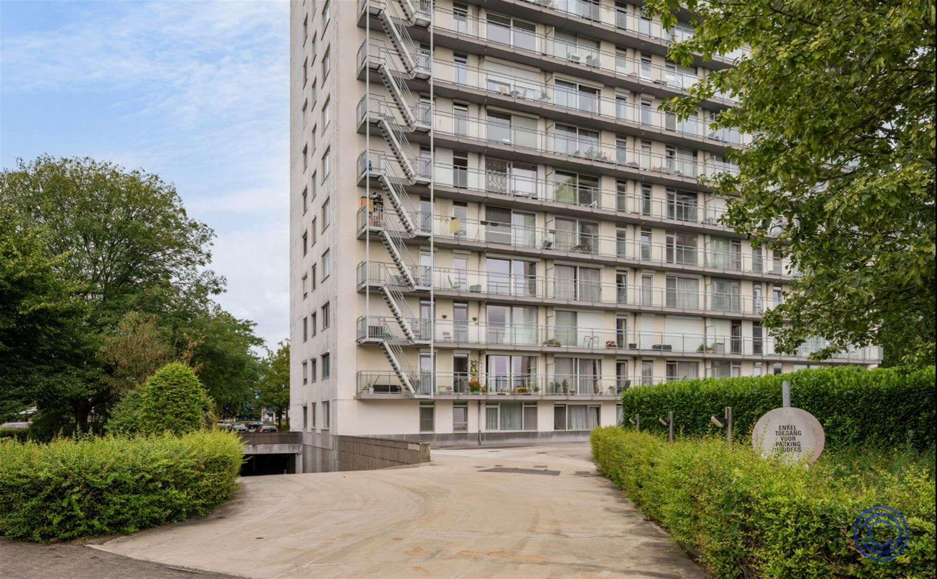 Overdekte autostaanplaats in afgesloten parking foto 2