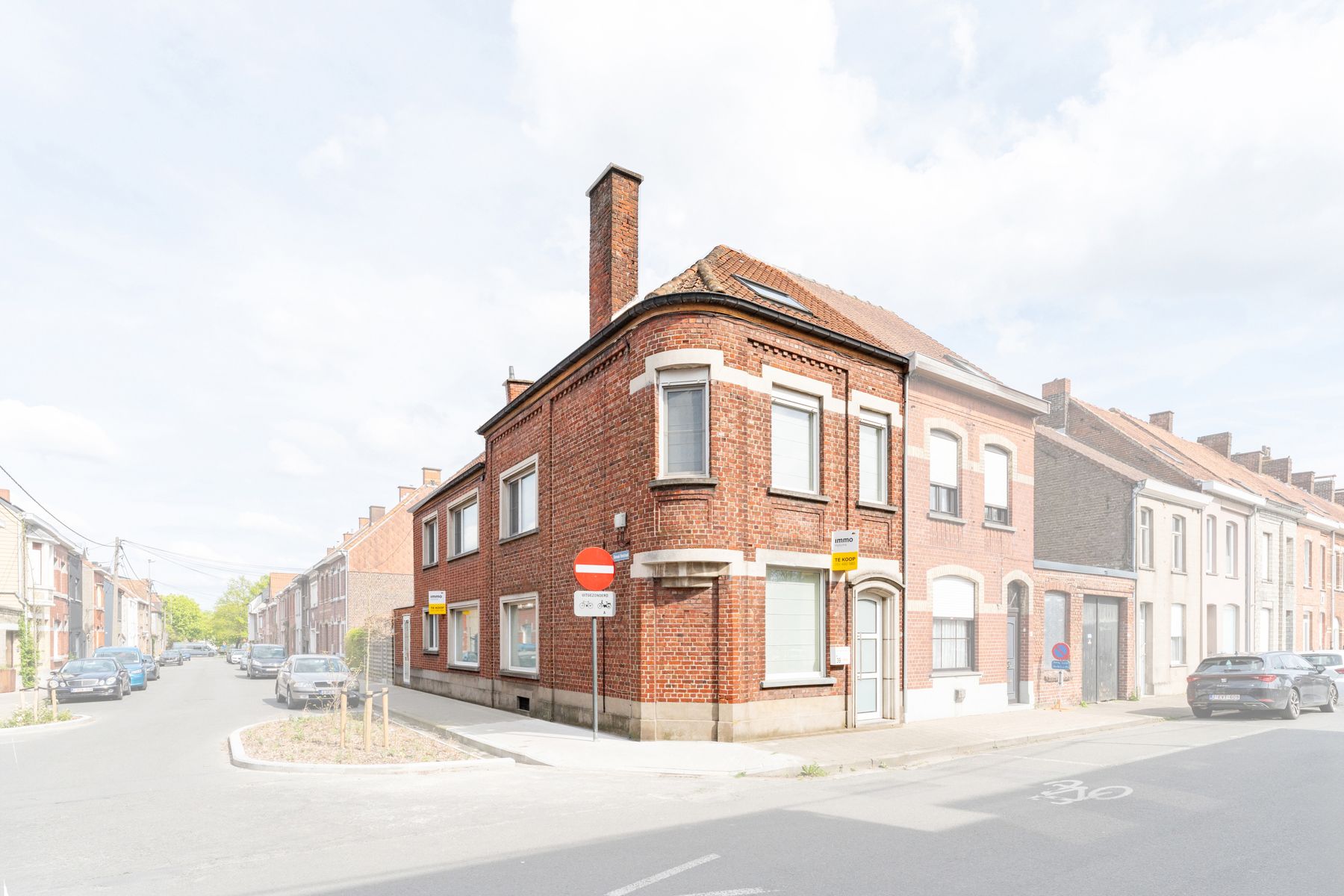 Karaktervolle gerenoveerde hoekwoning met 4 slpk en tuin foto {{pictureIndex}}