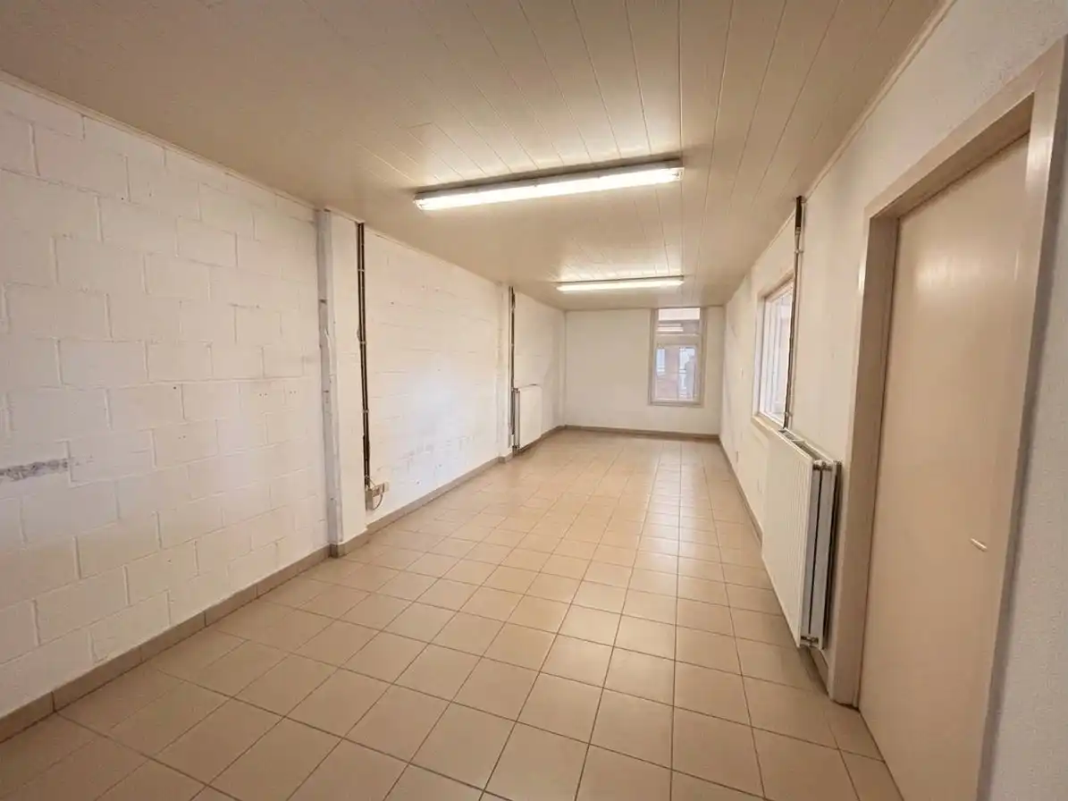 Magazijn van 220m² op commercieel centrum Pottelberg foto 8