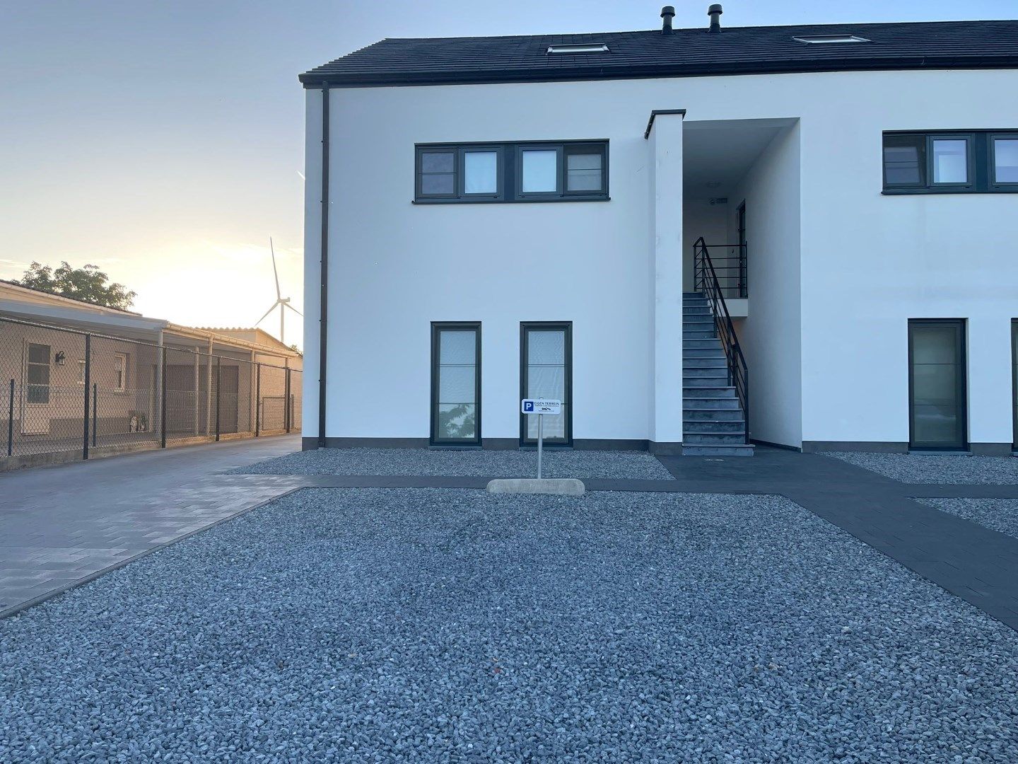 Moderne duplex van 130m² met 3 slaapkamers en parking te Dilsen foto {{pictureIndex}}