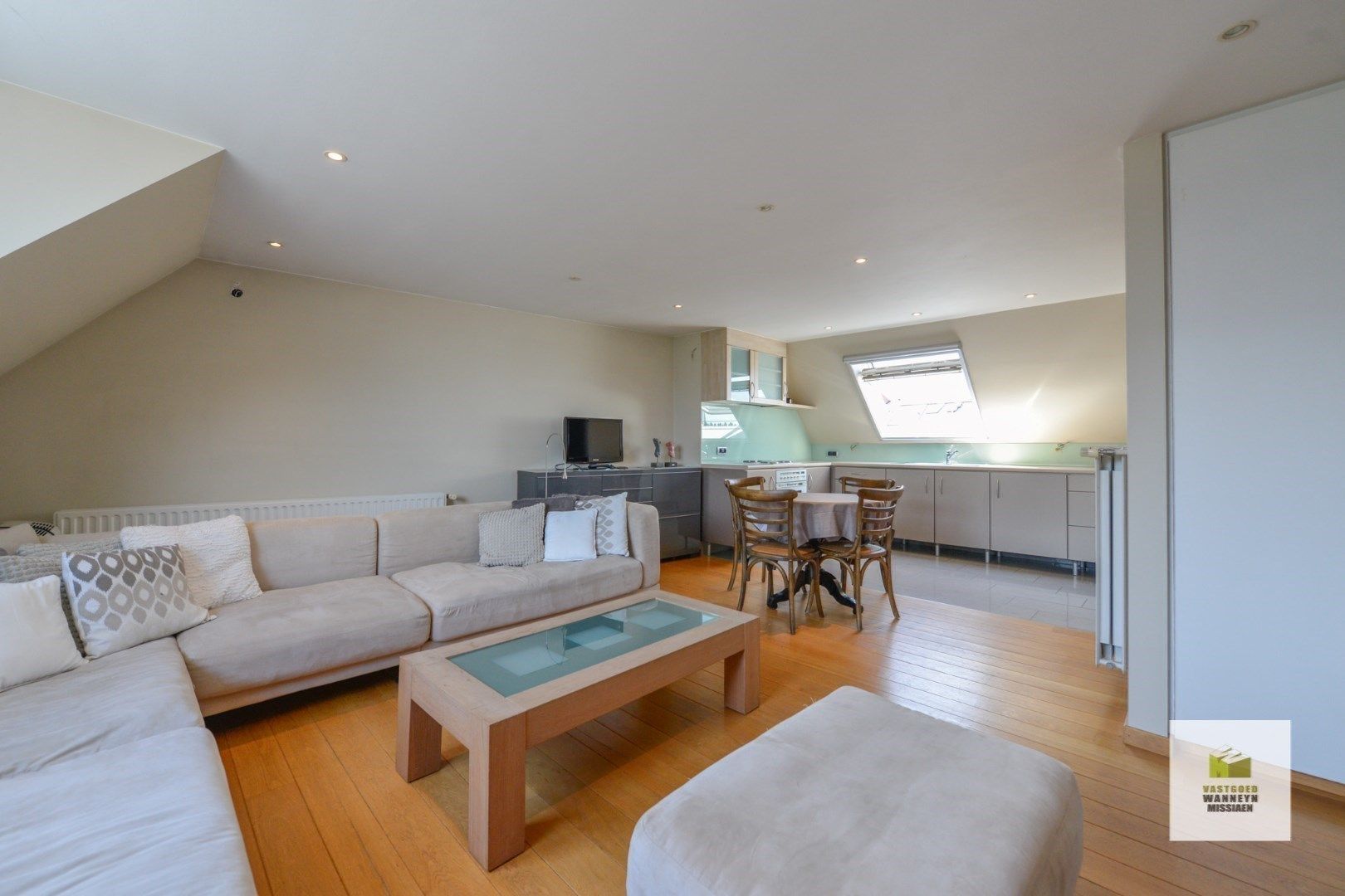 Opbrengsteigendom praktijkwoning met te verhuren 1 slaapkamer appartement. foto 3
