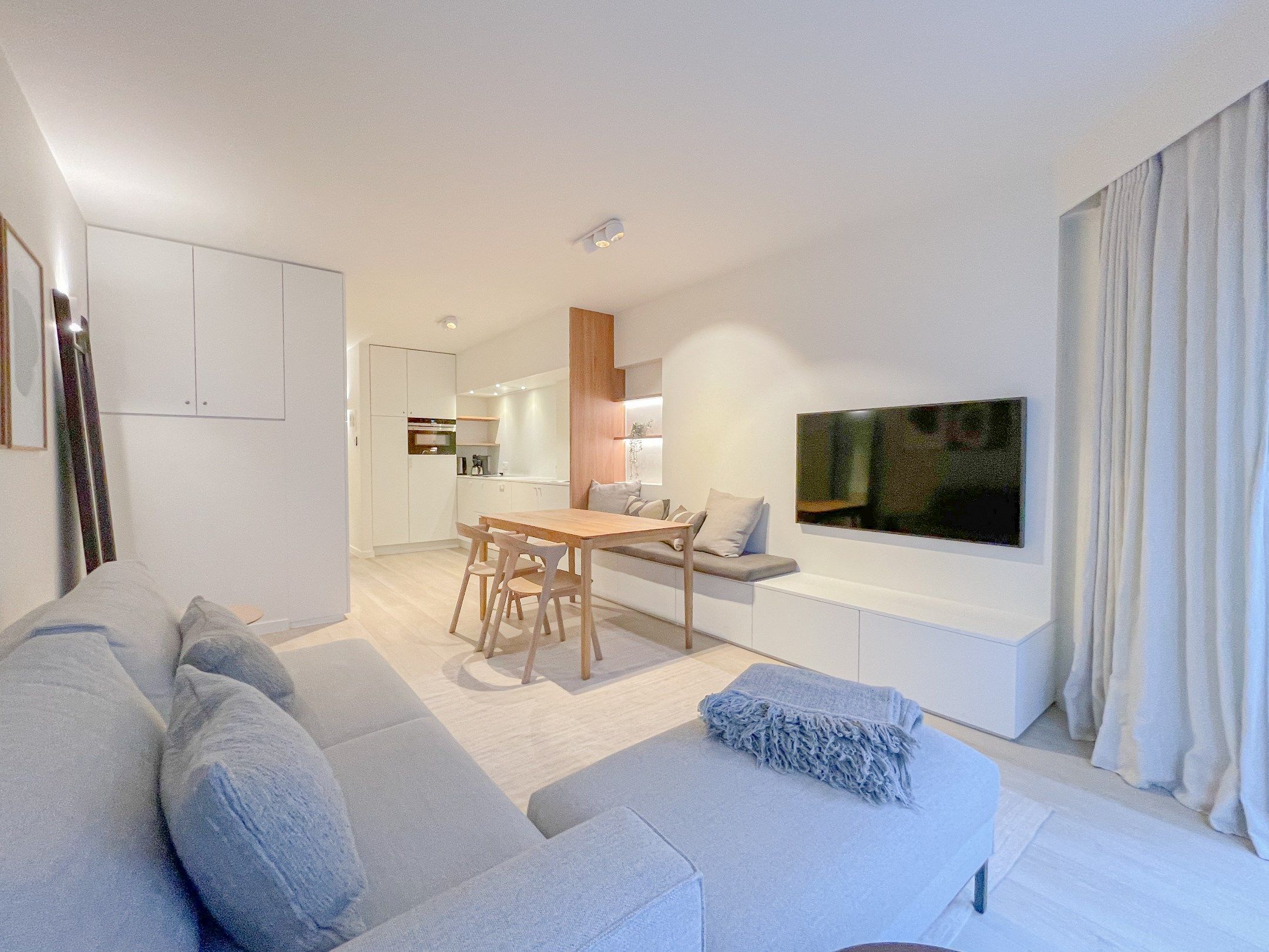 Recent tijdloos gerenoveerd appartement met zijdelings zeezicht. foto {{pictureIndex}}