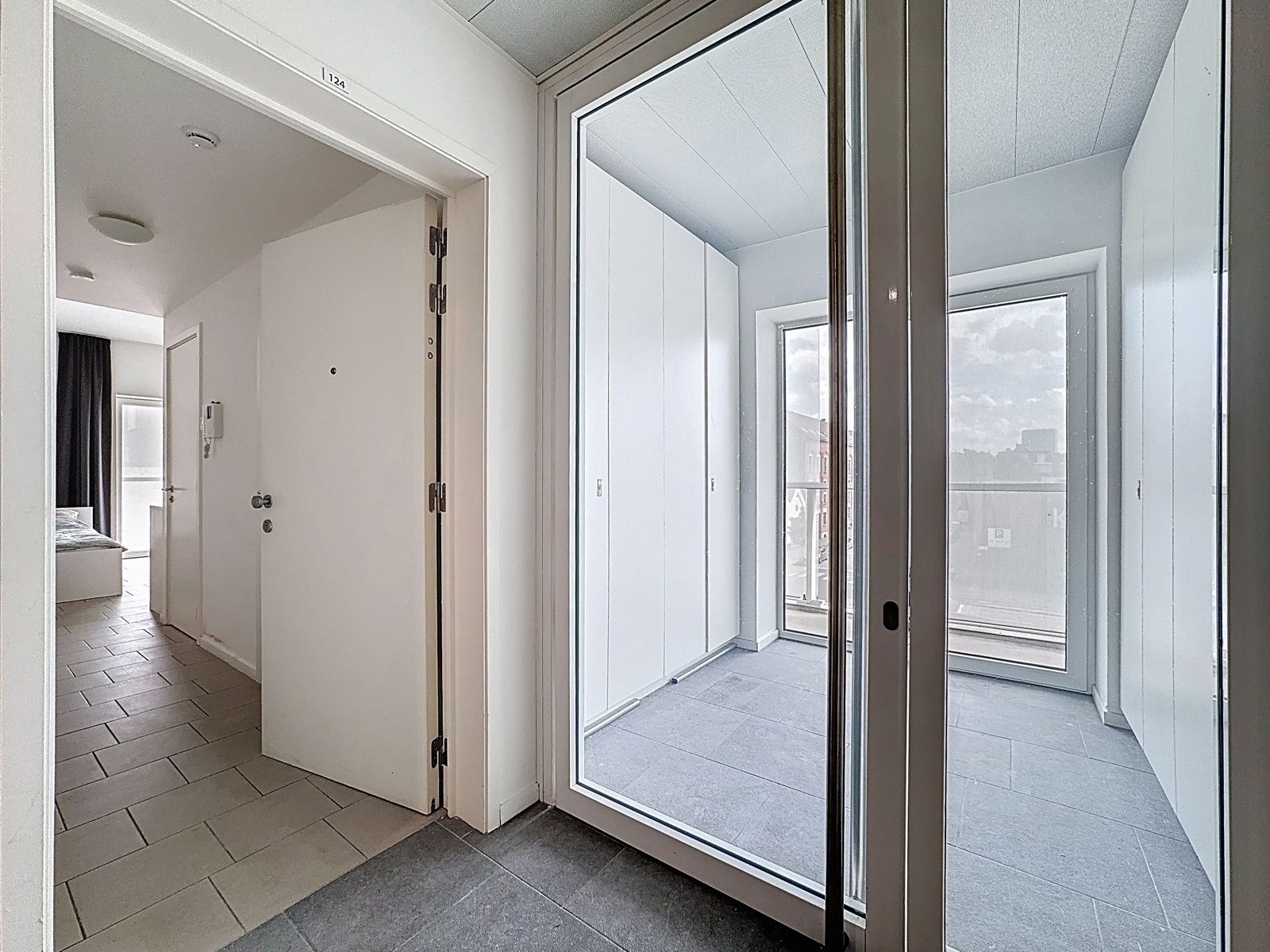 Studentenkamer met terras, kelder en parking. foto 8