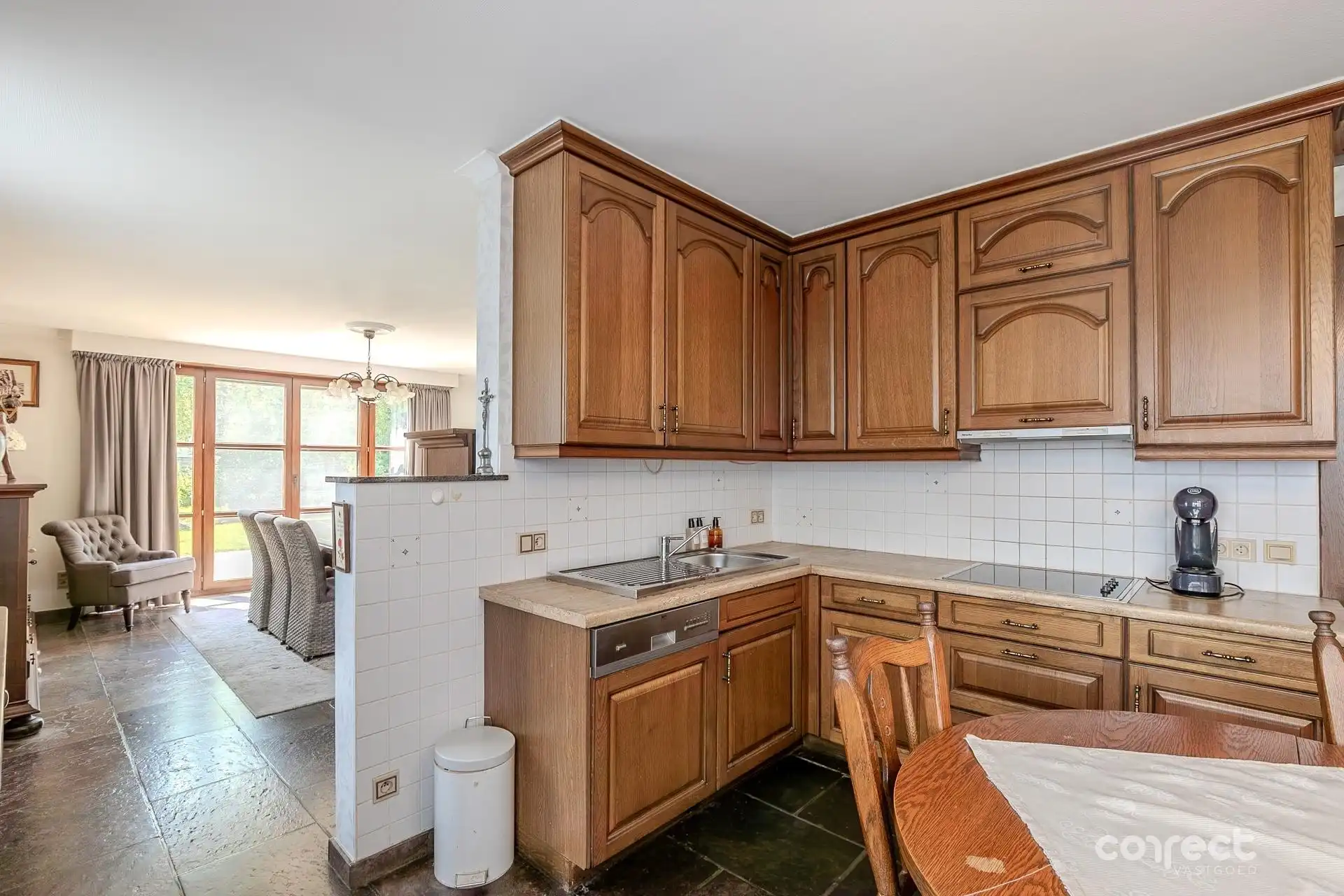 Alleenstaande landelijke woning op een ruim hoekperceel en aanpalend een stuk bouwgrond. foto 6