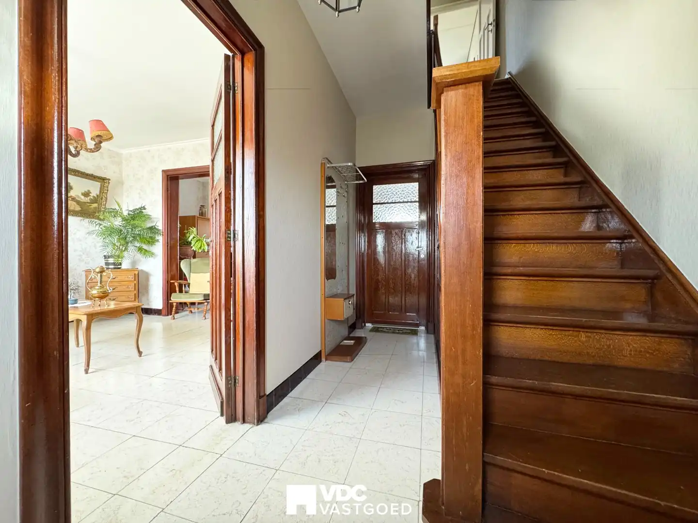 Charmante te renoveren woning met tuin, garage en sterk investeringspotentieel foto 2