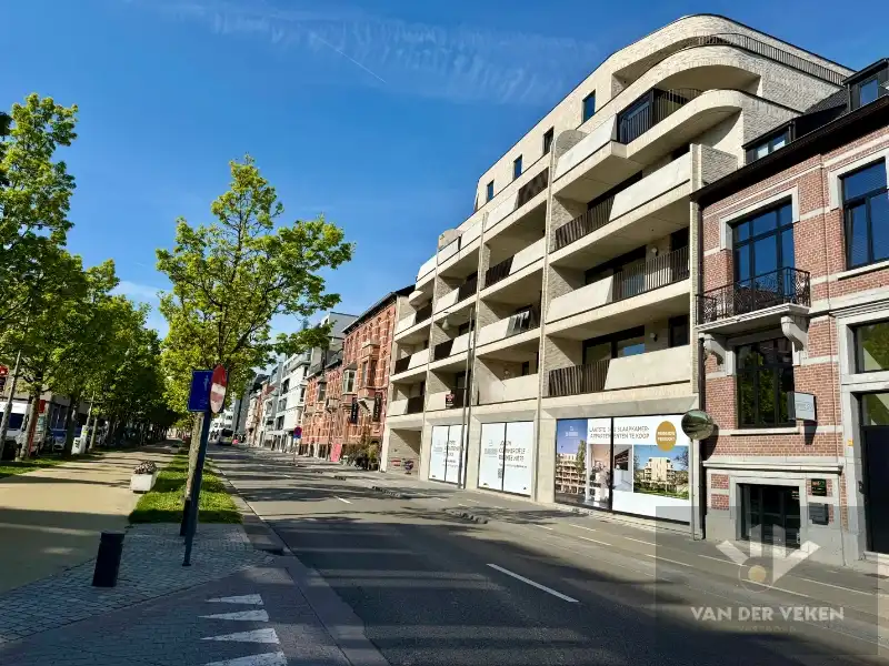 LICHTRIJK NIEUWBOUWAPP MET 2 SLPK NABIJ QUARTIER BLEU EN STADSCENTRUM foto {{pictureIndex}}
