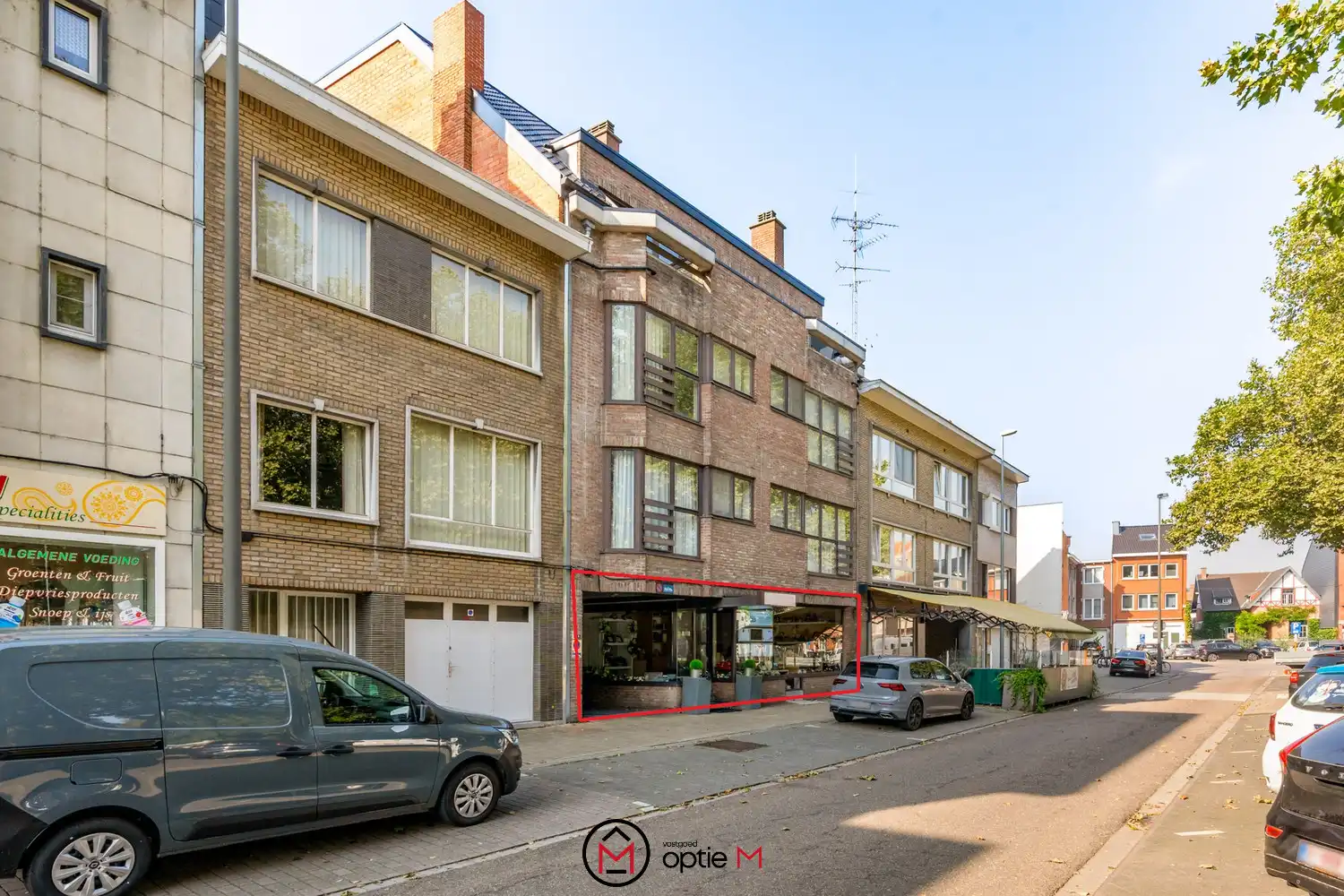 RUIM HANDELSPAND MET 2 GARAGES EN PARKEERPLAATSEN foto {{pictureIndex}}