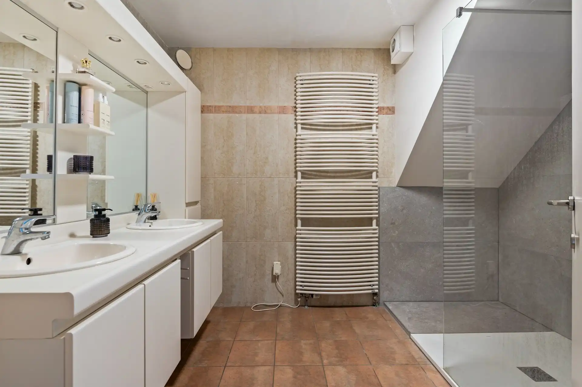 Handelspand met ruim appartement op een toplocatie in Sint-Gillis-Waas foto 17