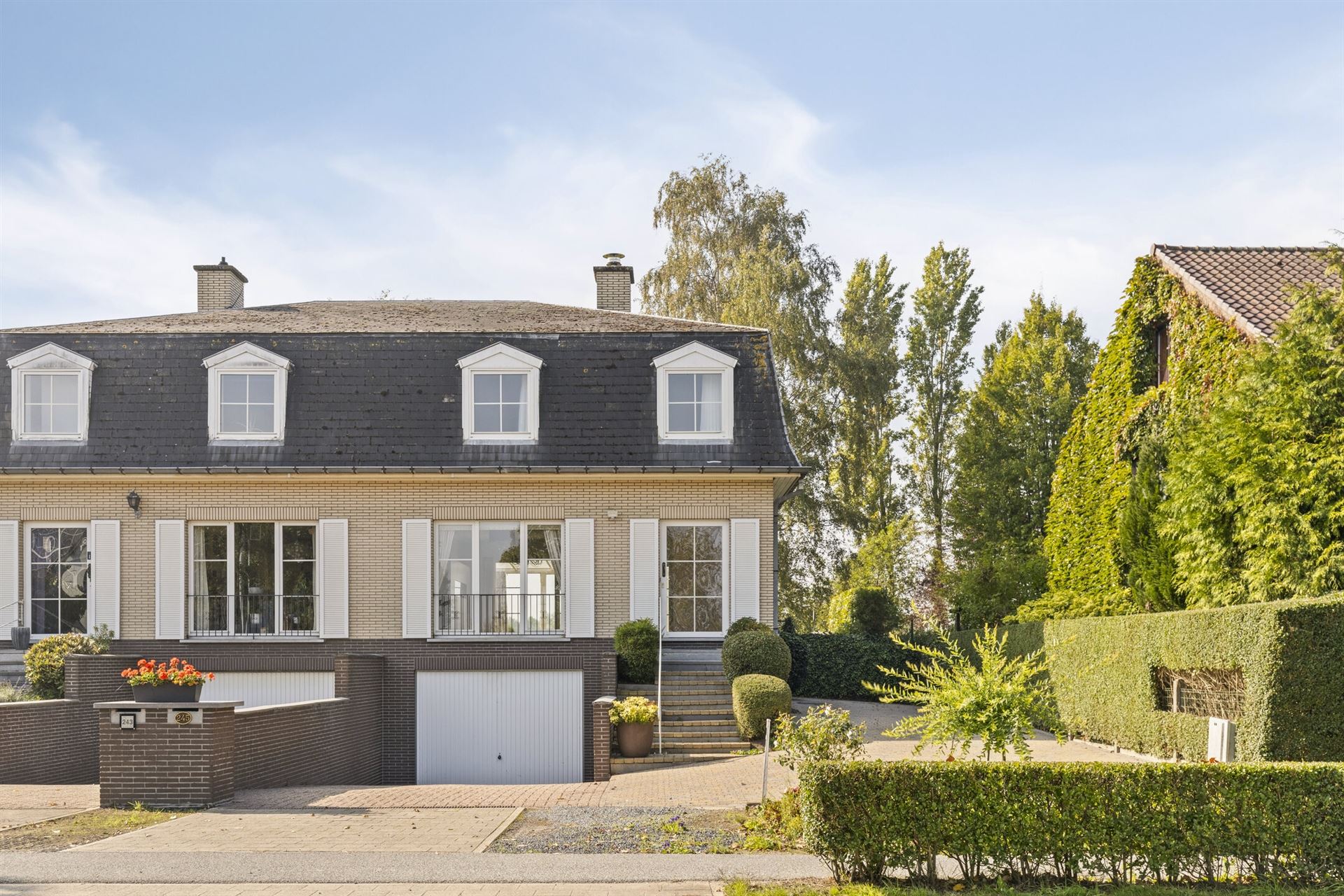 Woning met grote tuin, 3 slpks., veel licht en grote garage. foto {{pictureIndex}}