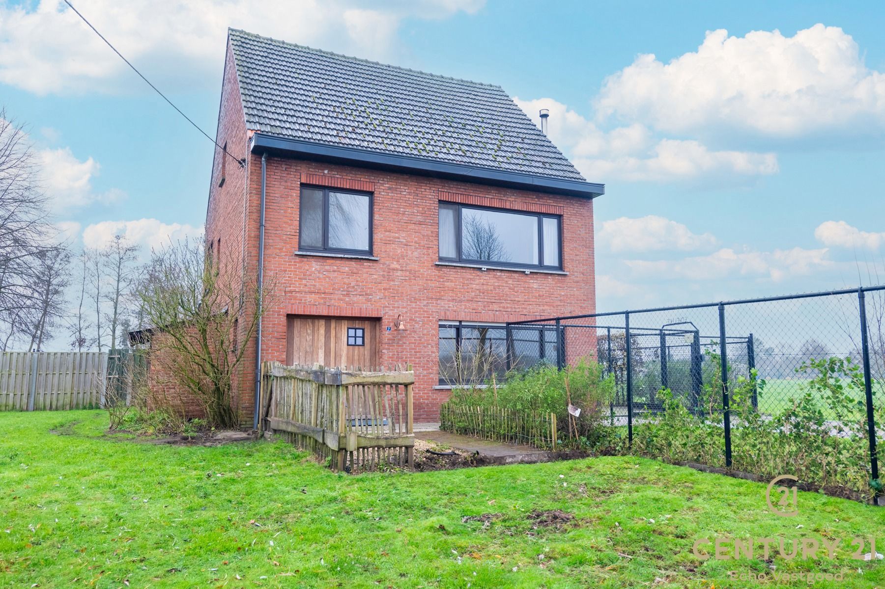 Deels gerenoveerde woning met bijgebouw en mooi vergezicht foto 2