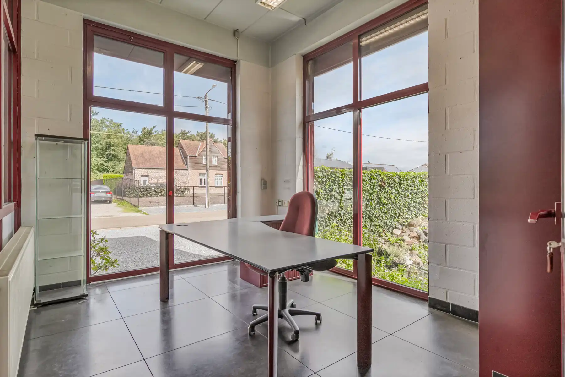 Ruim handelspand in met auto-ingang en grote parking. foto 12