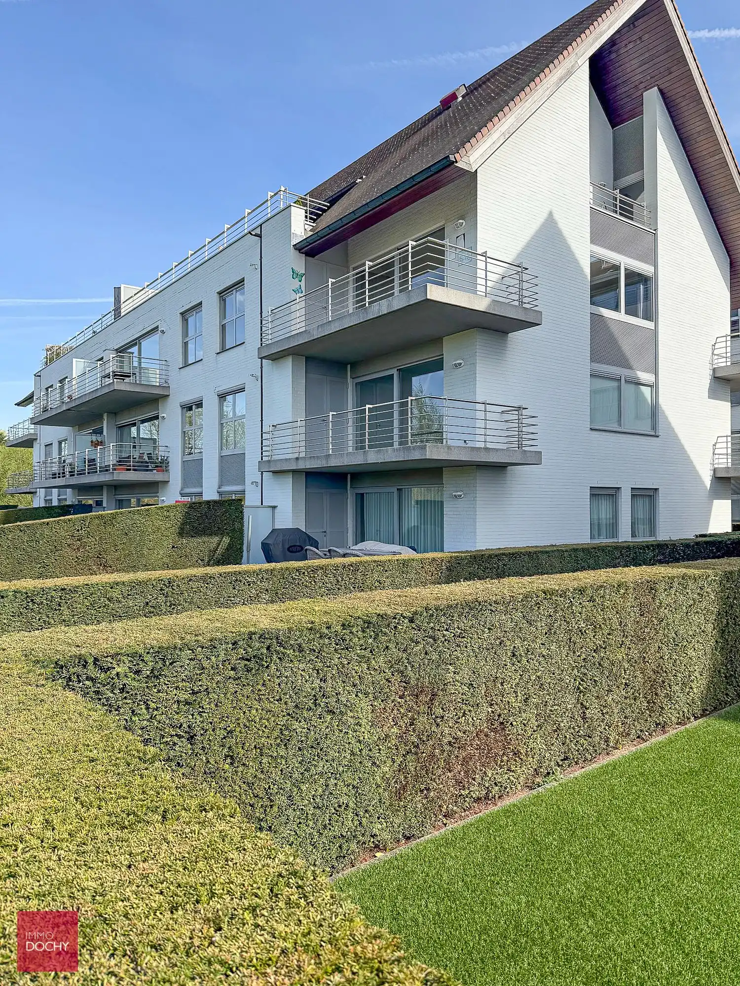 Volledig opgeschilderd ruim appartement op mooie ligging | Potegemstraat foto {{pictureIndex}}