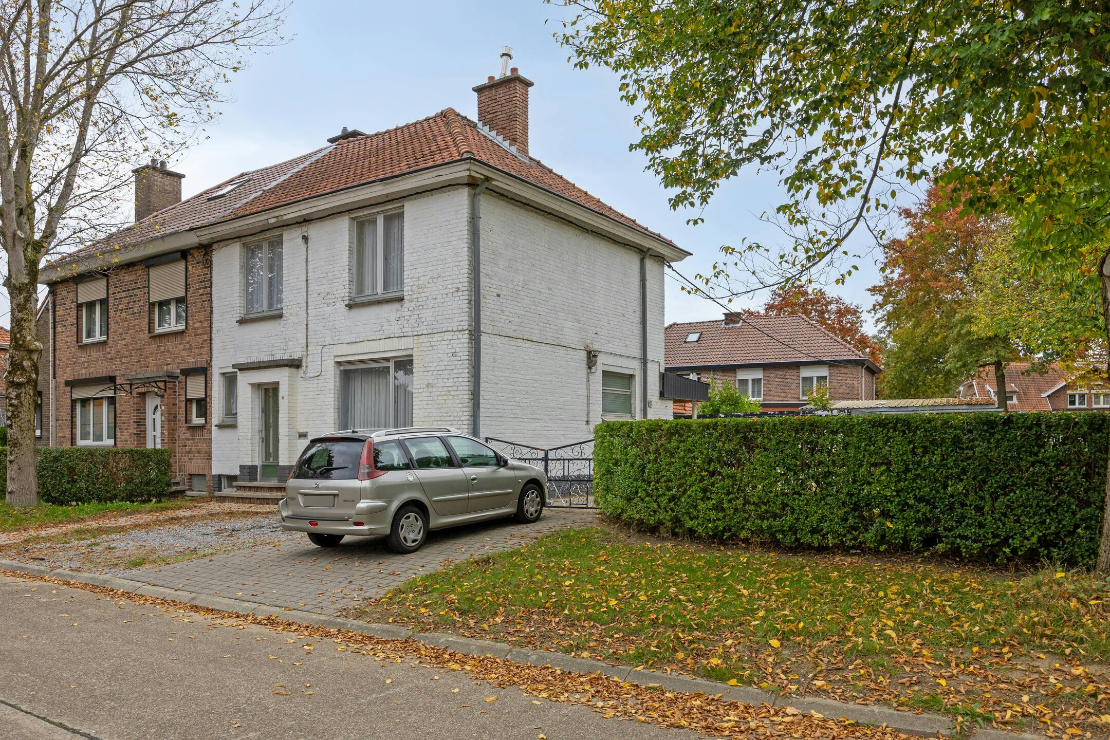 Te renoveren woning met zonnige tuin in Genk foto 27