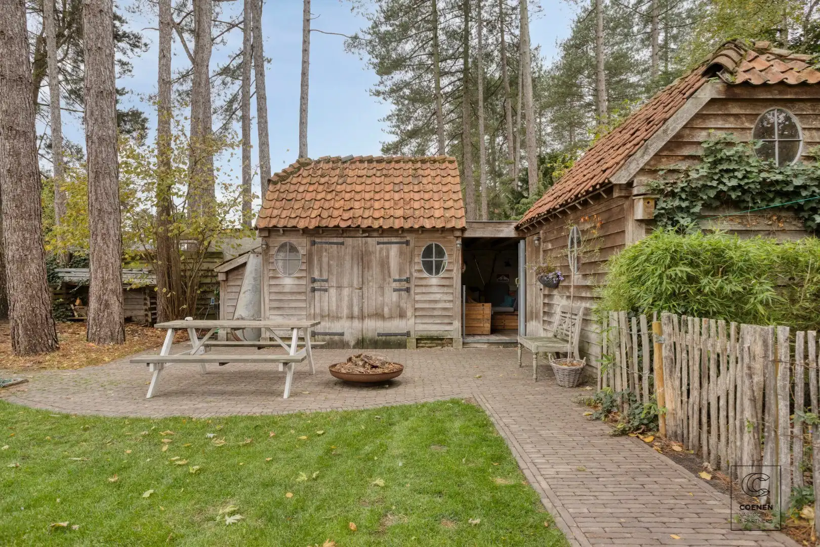 Prachtige woning met een bew. opp. van 302 m², 6 slpk, 3 bk en prachtige tuin met zwembad  foto 32