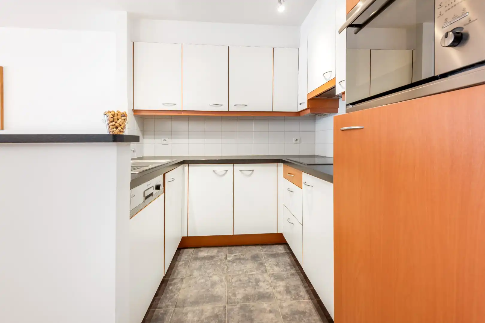 Aangenaam appartement gelegen op de Van Bunnenlaan vlakbij het strand. Ruime, inpandige parking te koop foto 7