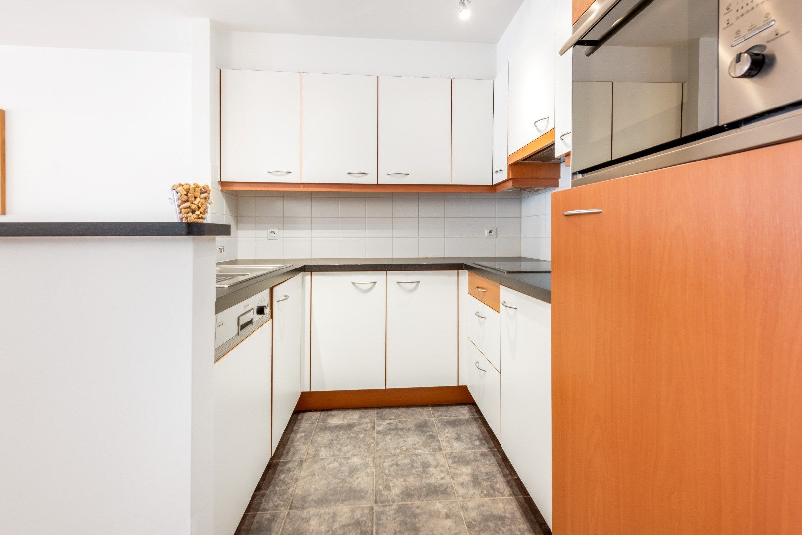 Aangenaam appartement gelegen op de Van Bunnenlaan vlakbij het strand. Ruime, inpandige parking te koop foto 7