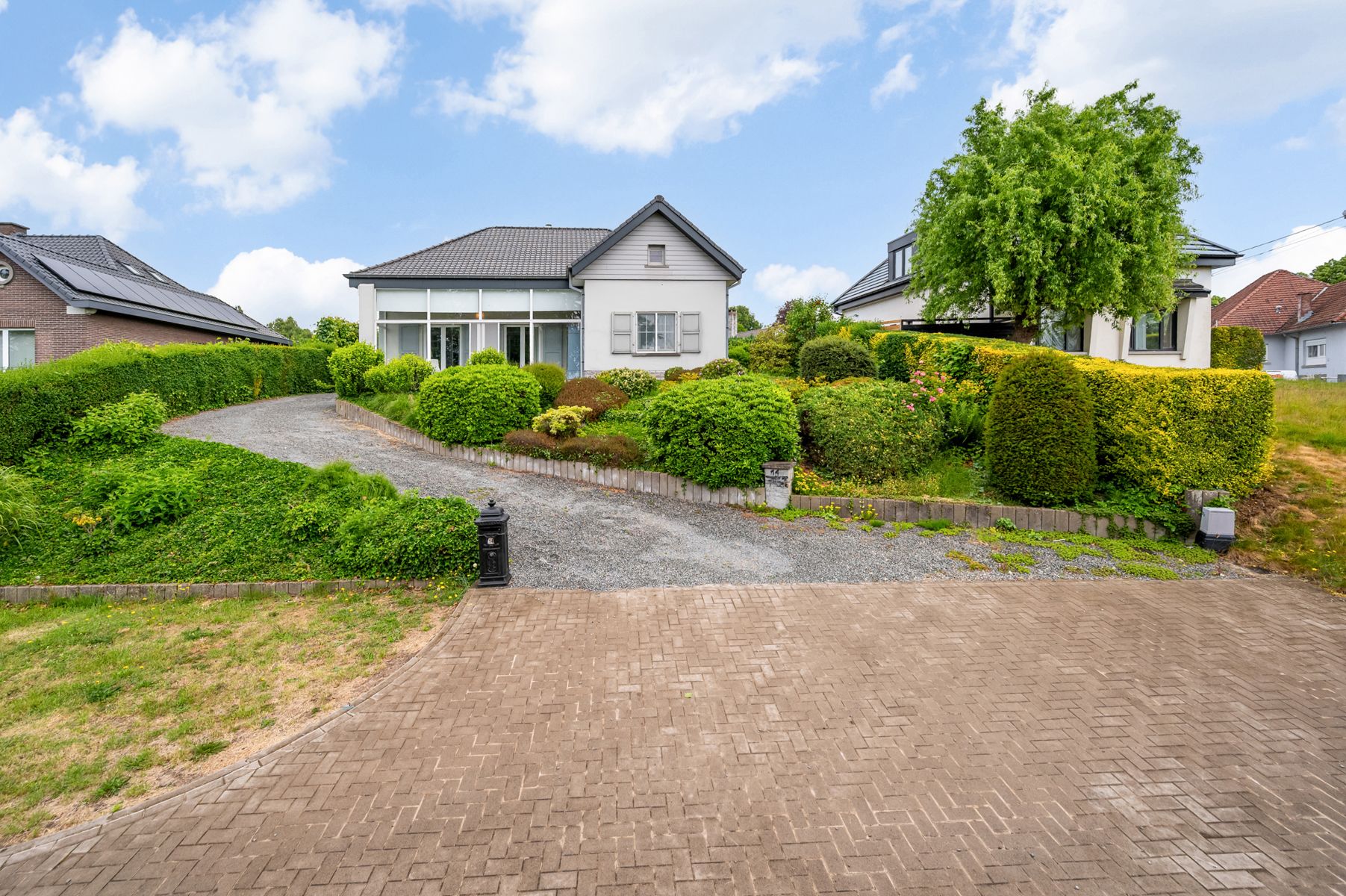 Hoofdfoto van de publicatie: Instapklare en goed onderhouden villa met tuin en garage