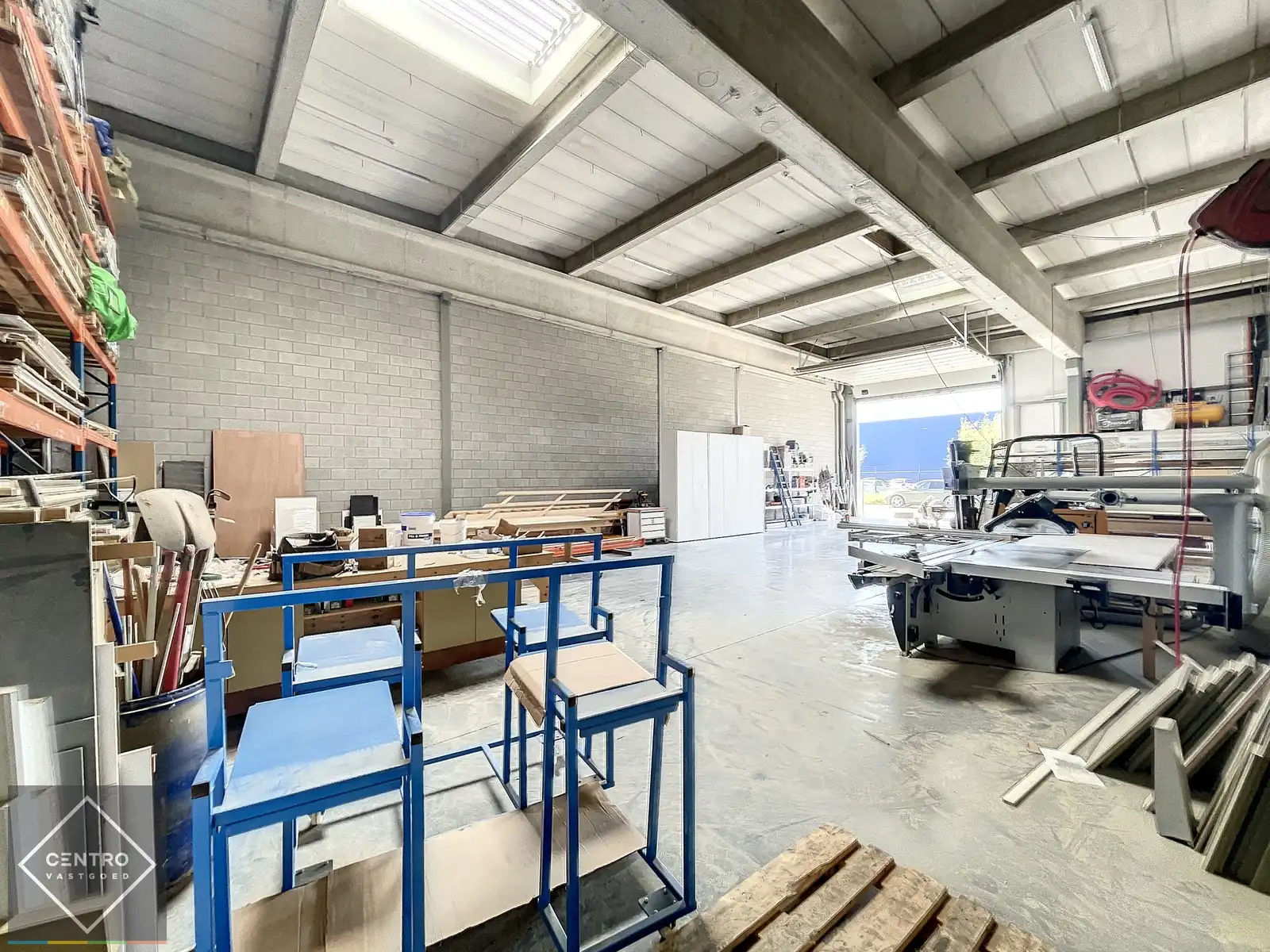 Perfect instapklare OPSLAGRUIMTE ( 261m²) op industriezone "Herdersbrug" te Brugge. Vlakbij haven van Zeebrugge! foto 4