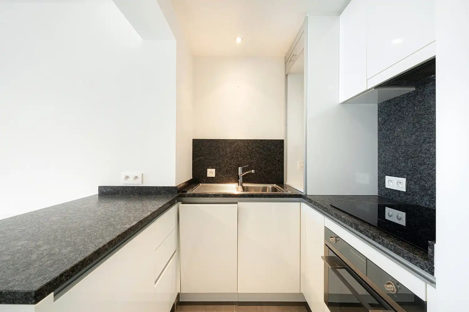 Recent gerenoveerde studio met frontaal zeezicht – Residentie The Beach, Zeedijk, Duinbergen foto 13