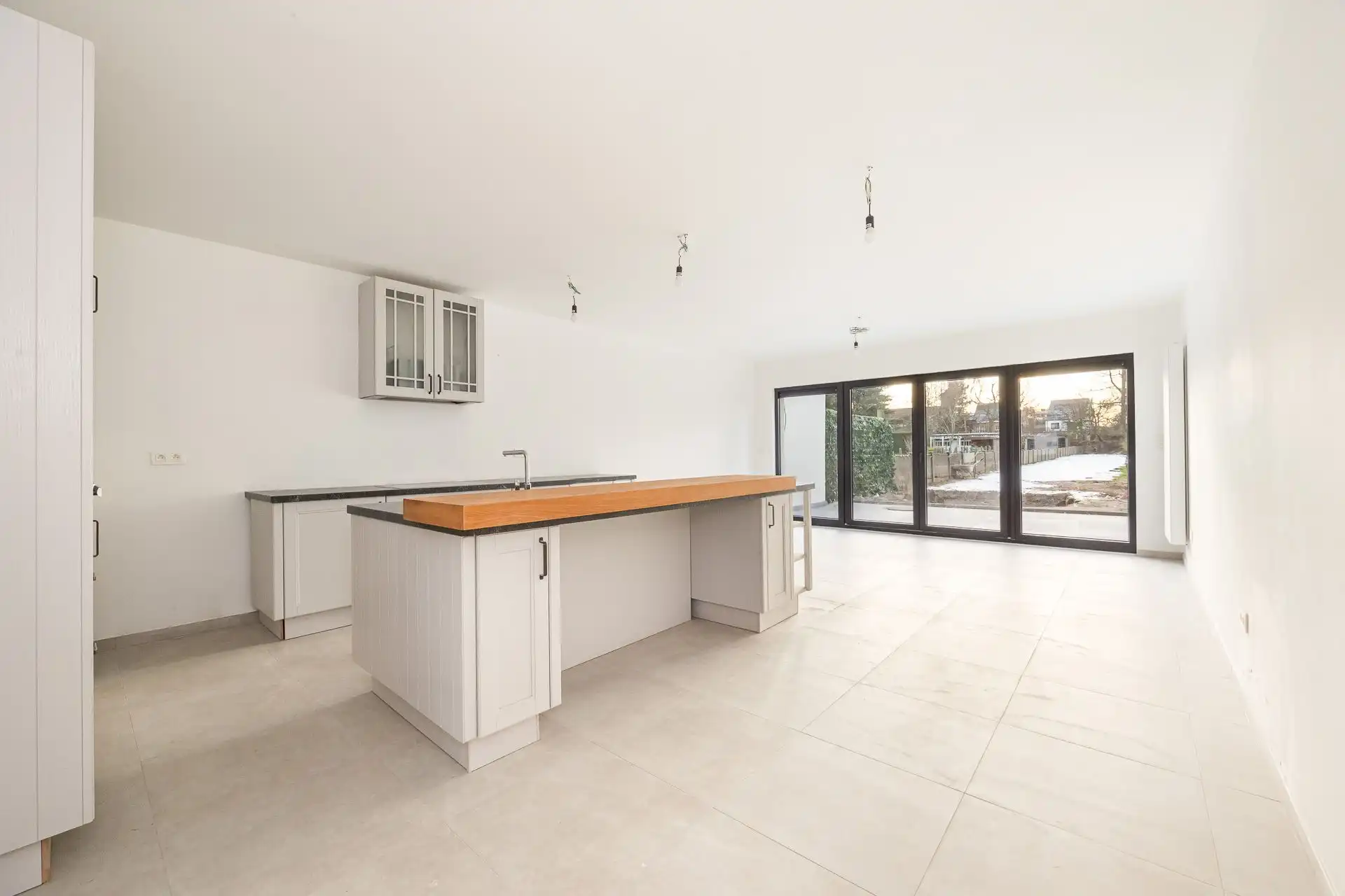 Gerenoveerde woning met ruime tuin. foto {{pictureIndex}}