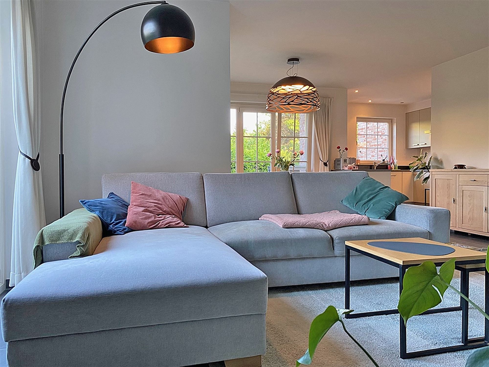 Gelijkvloers APPARTEMENT met 3 slpks, terras, kelderberging en overdekte autostaanplaats foto 4