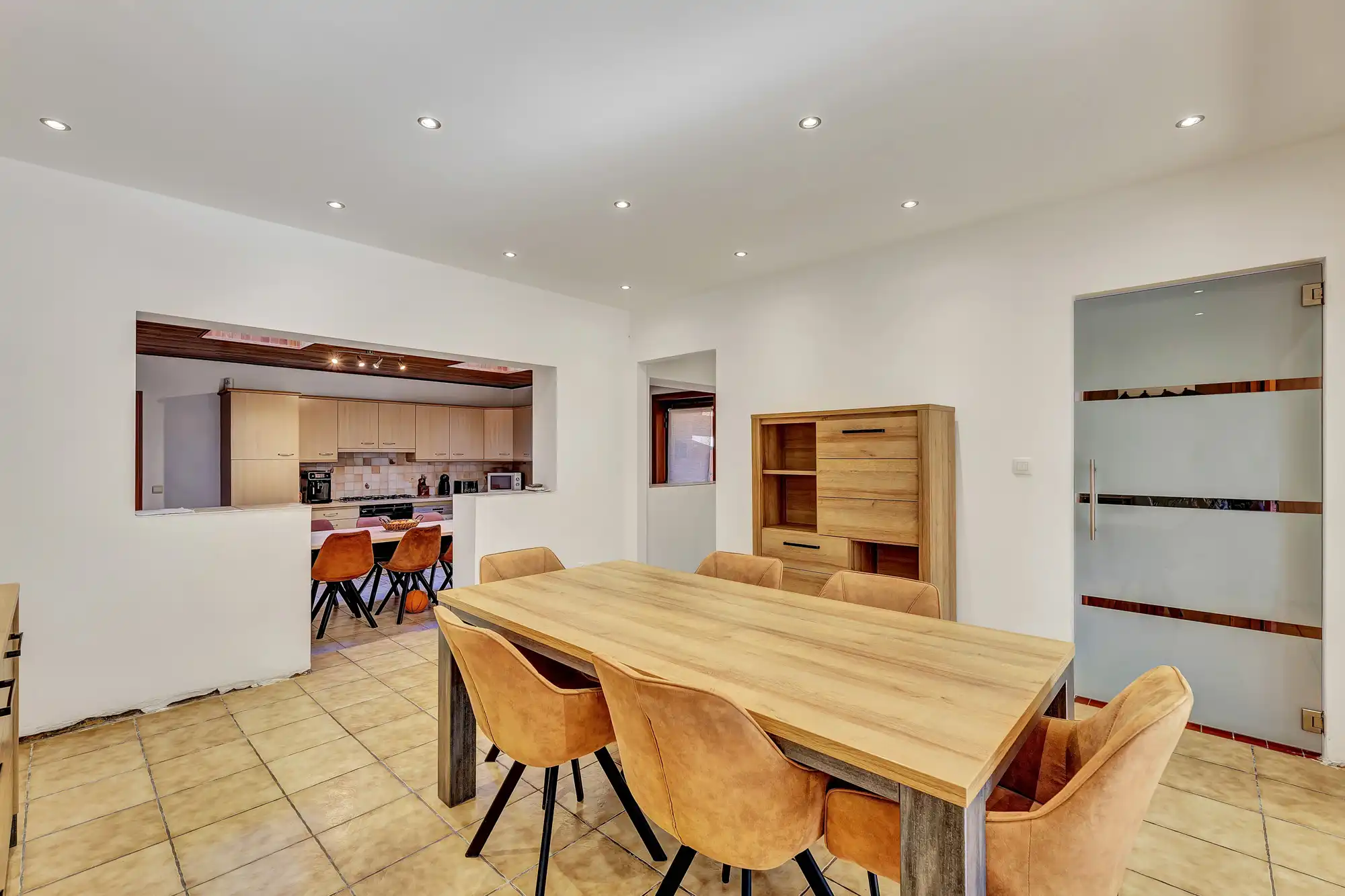 Goed onderhouden woning met garage foto 8
