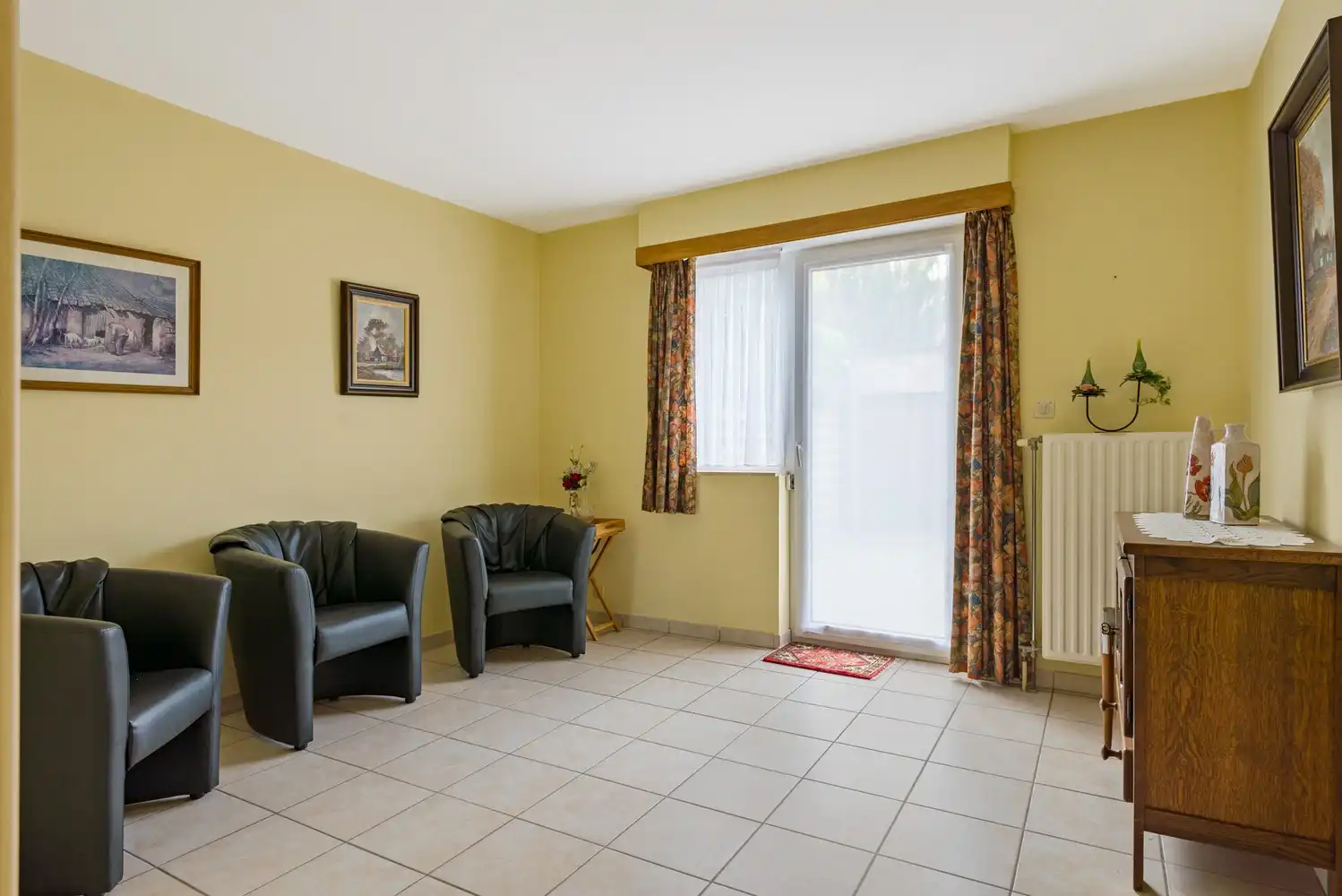 Ruim gelijkvloers appartement met 3 slaapkamers en 2 garageboxen in het centrum van Ranst! foto 12
