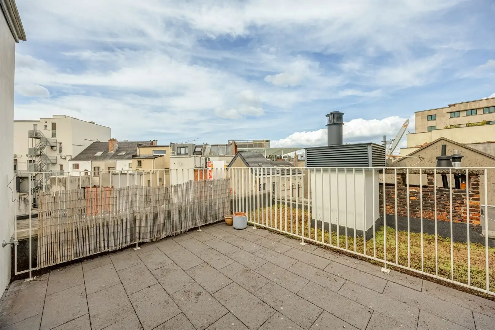 TOPLIGGING in het hart van de stad!! Studio-appartement mét terras! foto 2