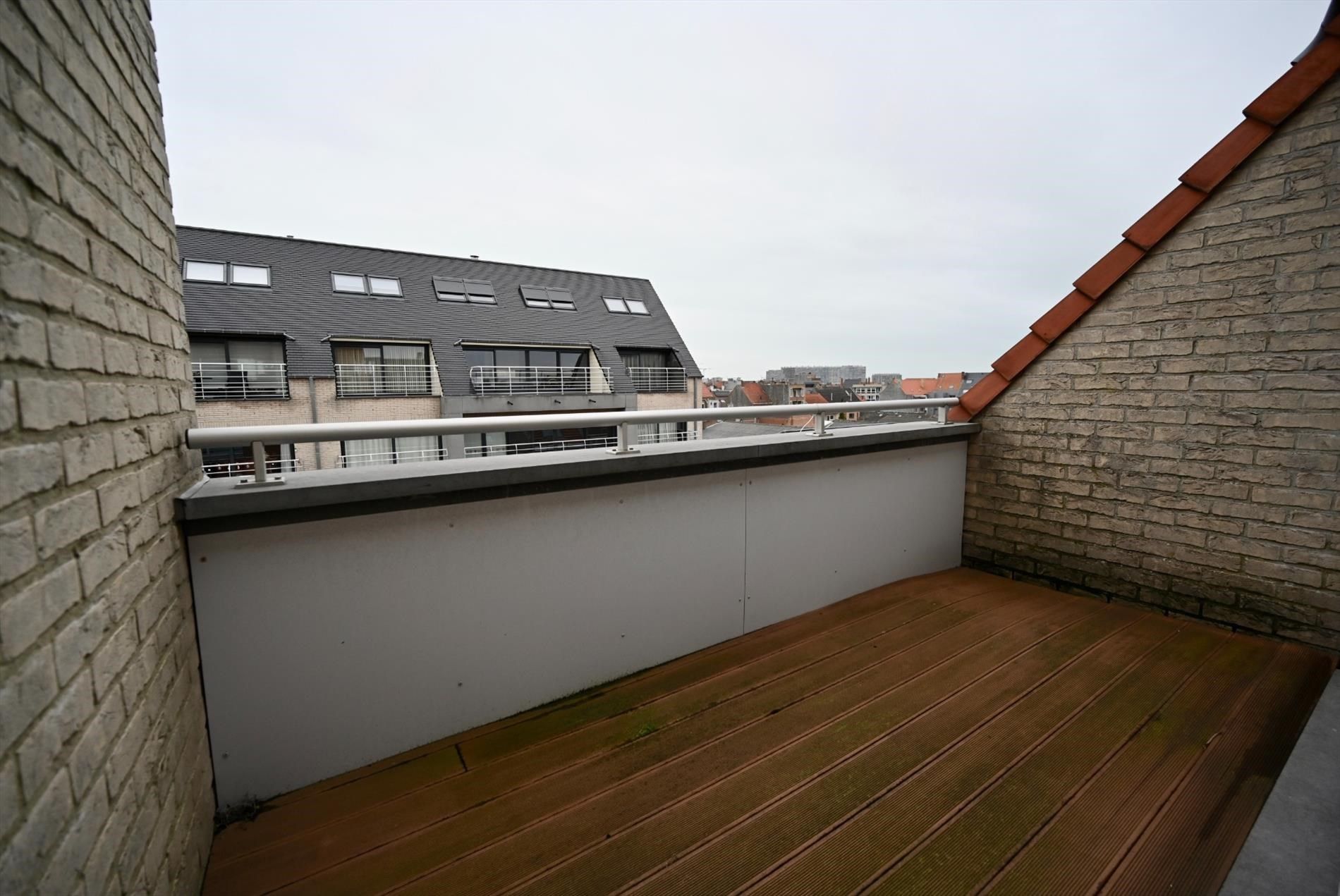 KNAP DUPLEX APPARTEMENT MET ZONNETERRAS EN STAANPLAATSEN foto 4