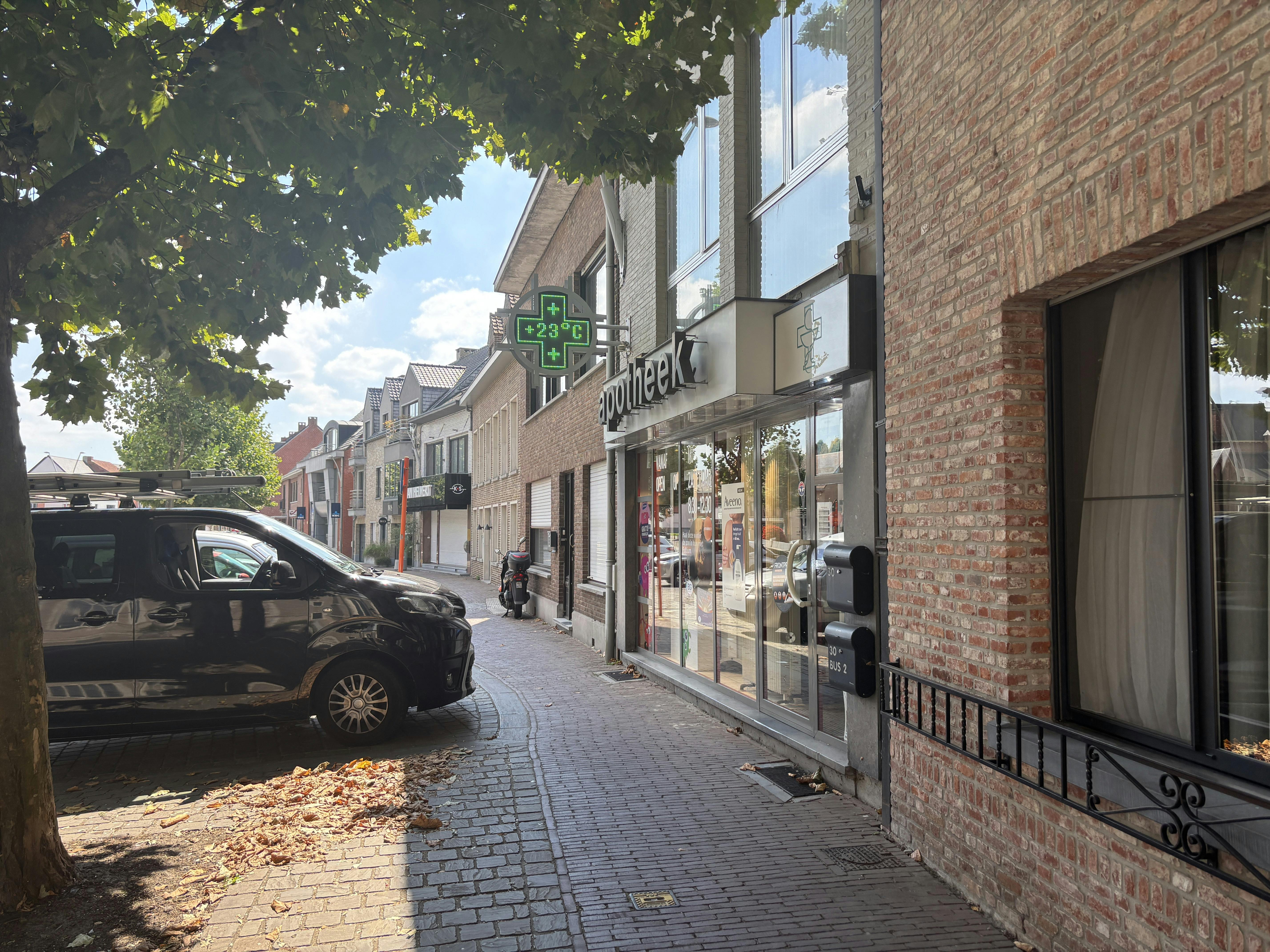 Handelspand met woonst te koop in centrum Brecht! foto 3