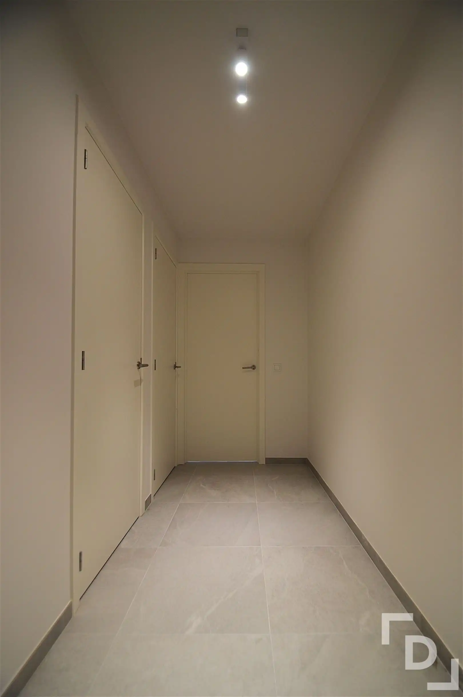 Nieuwbouwappartement van hoogwaardige afwerking met staanplaats te huur in centrum Ieper foto 17